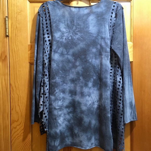 3/$20 Marbled blue top by Loving Heart - Picture 2 of 6